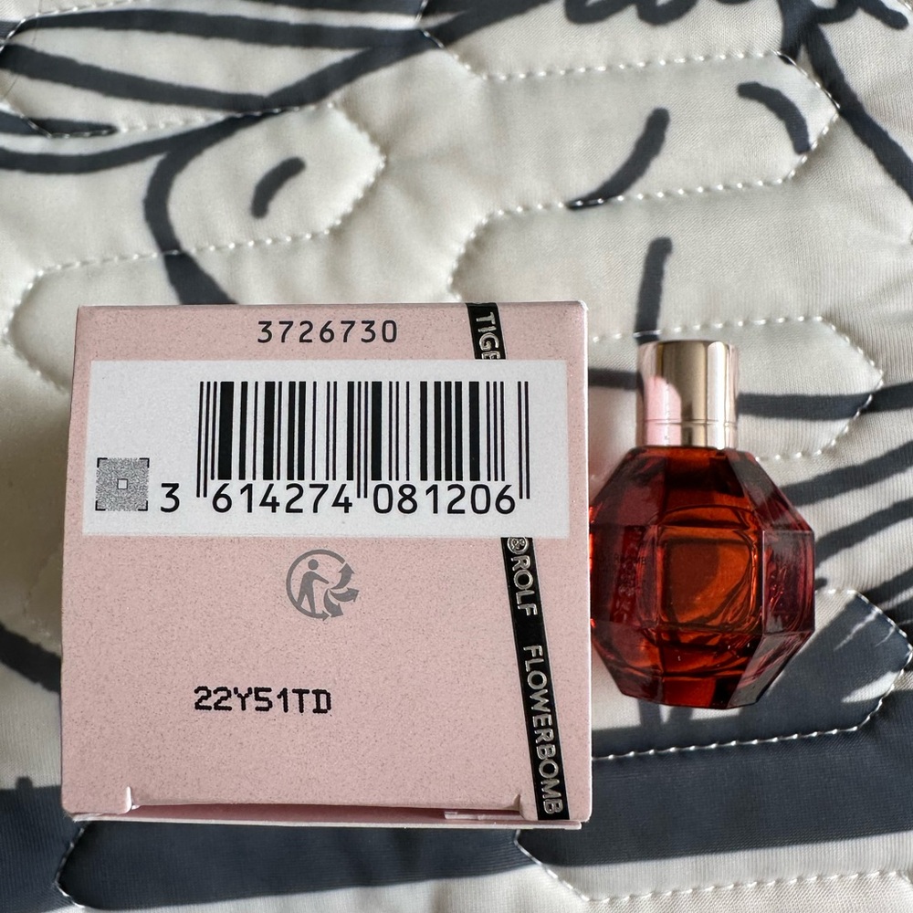Viktor & Rolf Red Fragrance Gift Set - Picture 2 of 2